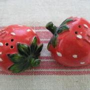 Strawberry Salt n Pepper Shakers Vintage Made in Japan